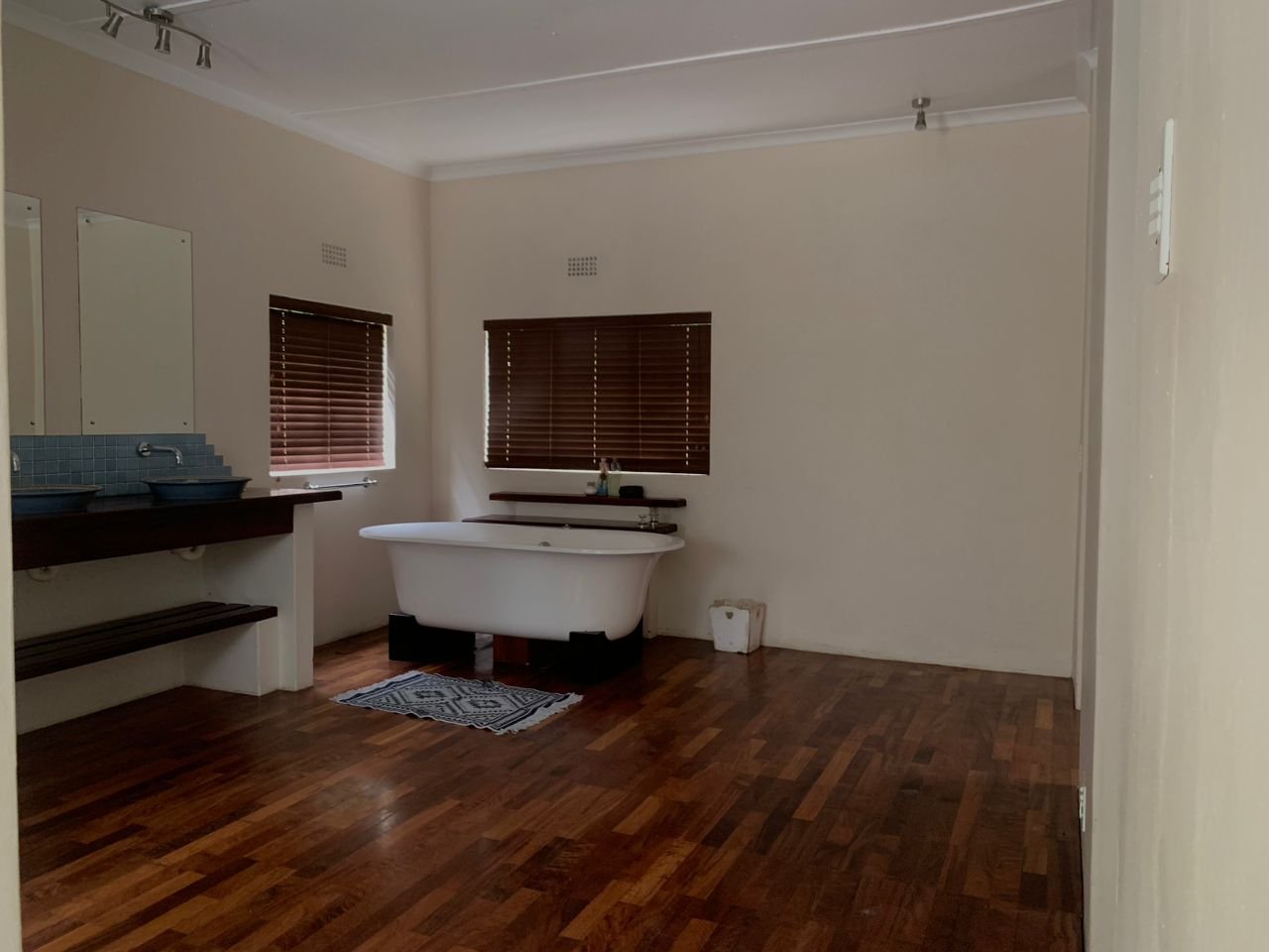 WhatsApp Image 2025-12-10 at 09.41.56 (1)